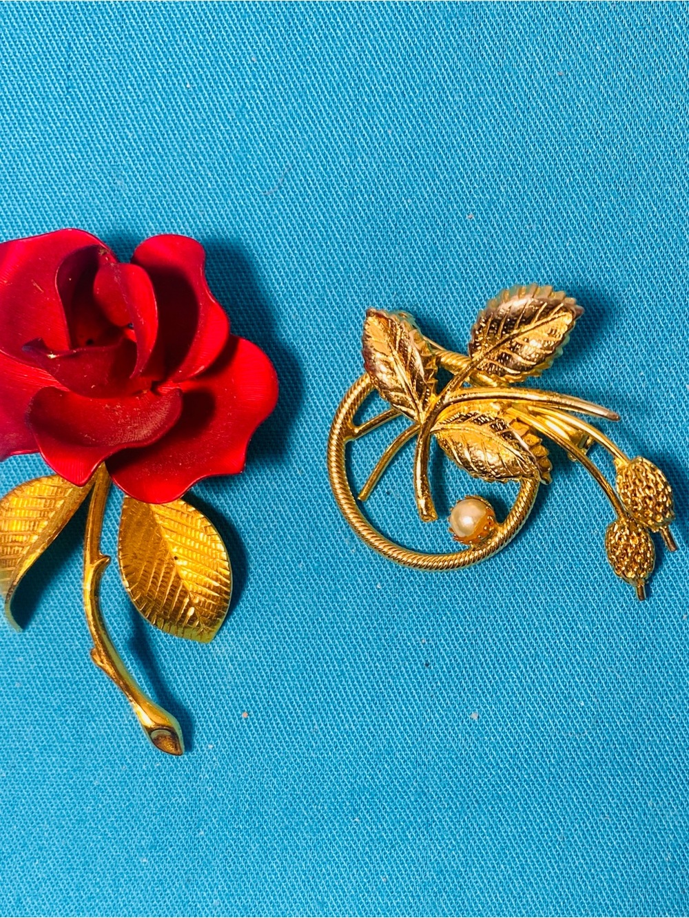 Gold-Tone Leaf and Red Rose Brooch lot of 2 Women Jewelry